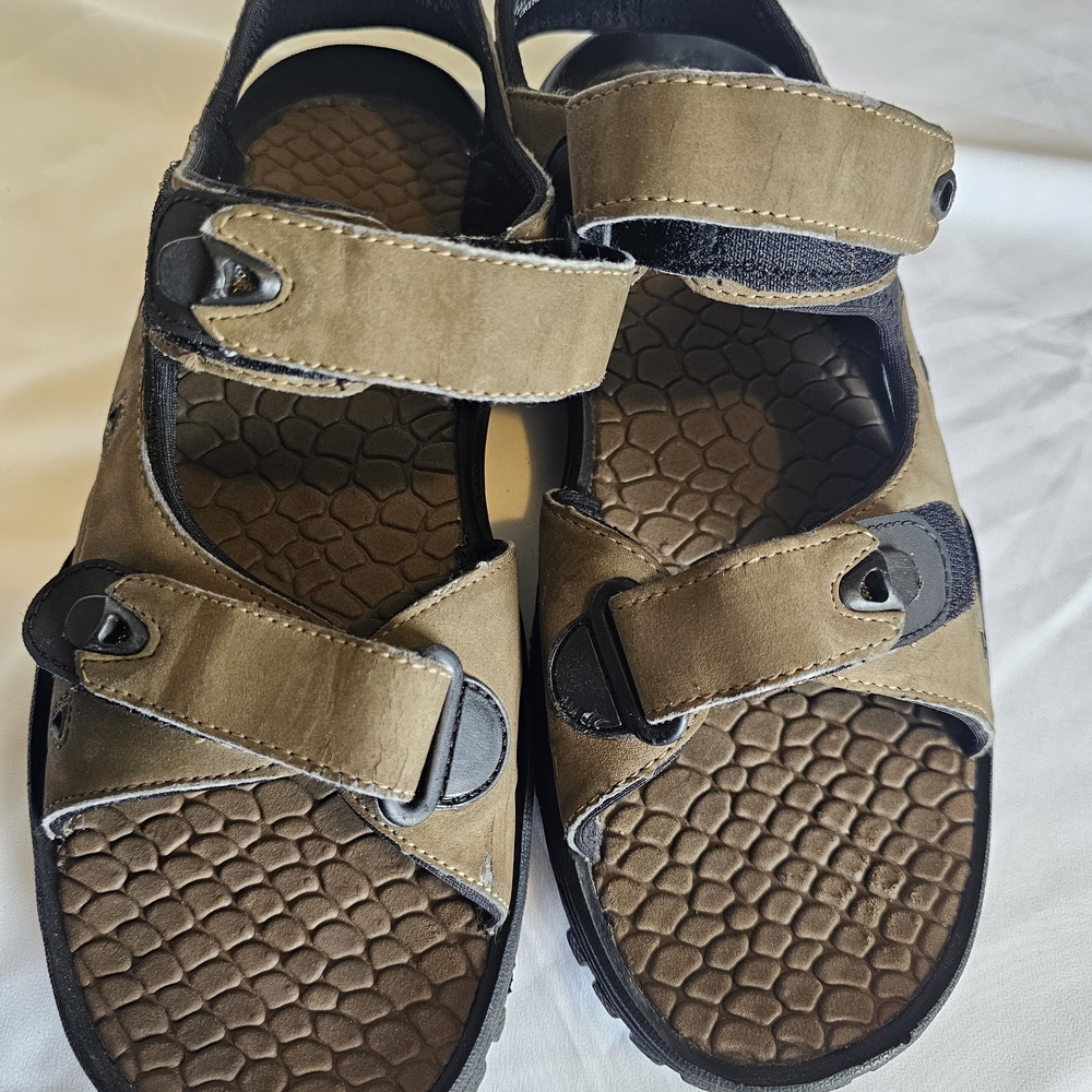 Faded Glory Men's Brown and Black Sandals - Picture 15 of 16